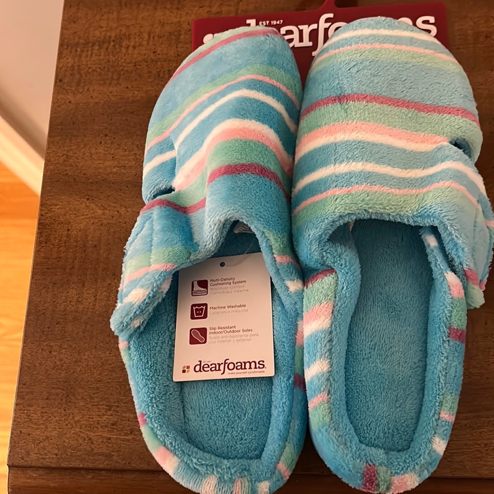Dearfoams size extra large slippers. Pretty blue white & pick strips . Velcro